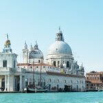 punta-della-dogana-kirche-santa-maria-delle-grazie-aussicht-auf-die-und-kuppel-der-basilika-salute-venedig-vom-becken-von-aus-161026851